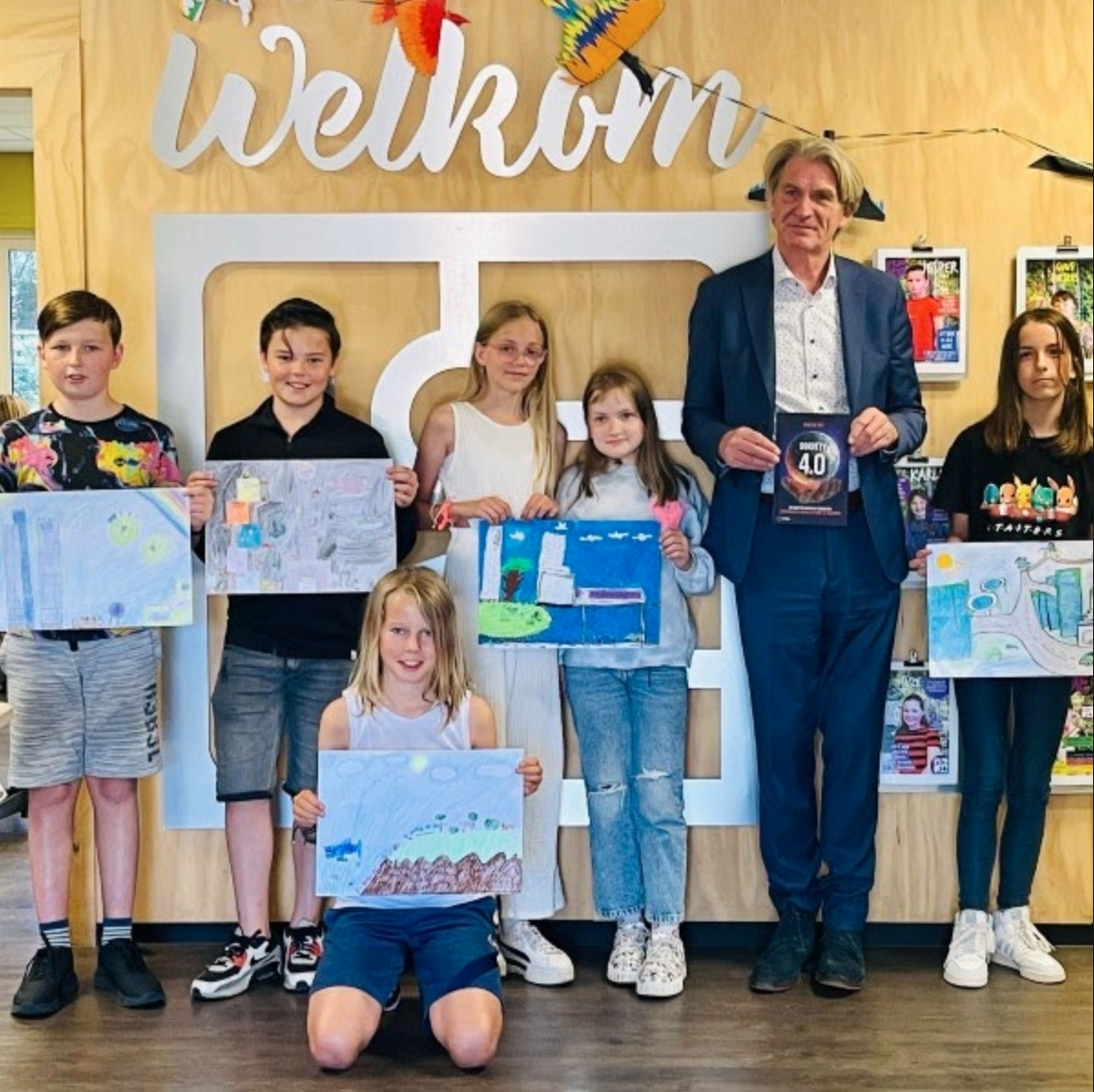 Bob de Wit with schoolchildren and their drawings about the future