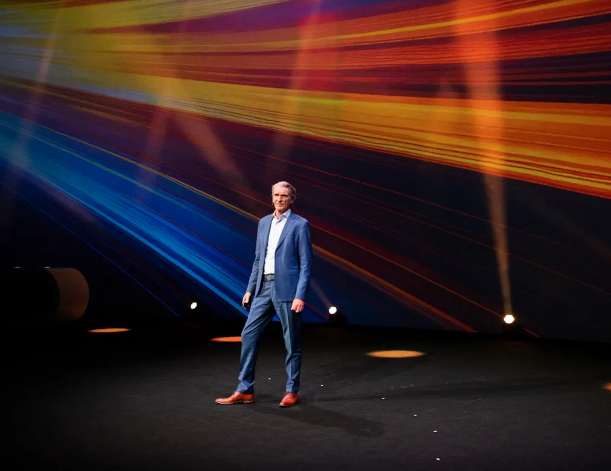 Bob de Wit speaking on stage during a keynote