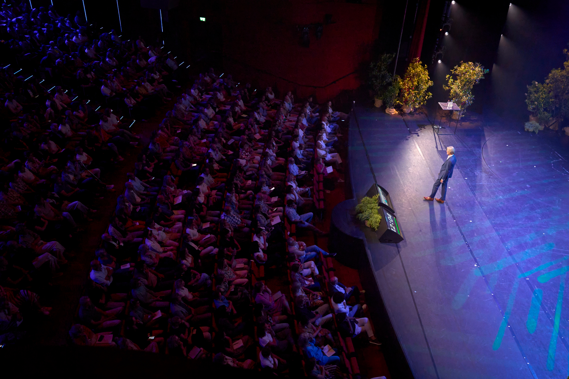 Bob de Wit speaking to a full auditorium